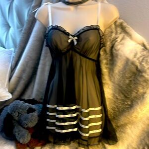 New Victoria’s Secret lingerie, baby doll style teddy
Med